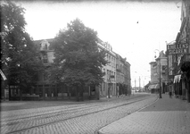 824071 Gezicht op het Vredenburg te Utrecht, uit het oosten, met links het Hotel De Liggende Os (Vredenburg 49). Rechts ...